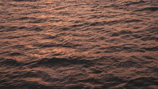 夕阳下的大海海面波浪