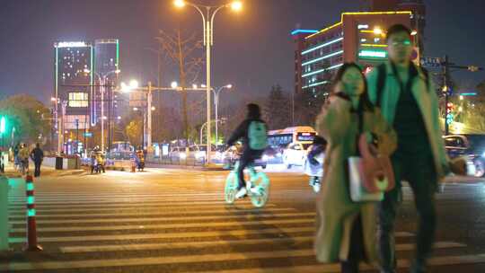 夜晚城市行人过马路汽车车辆车流人流脚步