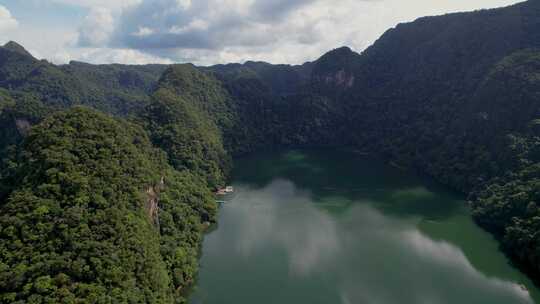 马来西亚兰卡威大洋邦丁岛淡水泻湖的宁静景色。空中侧向