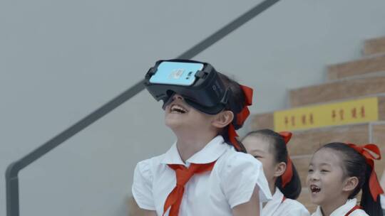 带着VR眼镜看视频红领巾小学生