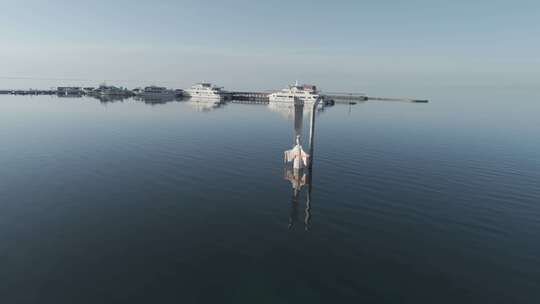 青海青海湖湖面雕像航拍4K视频