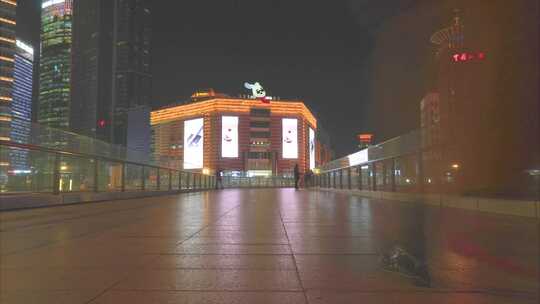 上海浦东新区陆家嘴环岛游客游玩人流延时夜视频素材模板下载