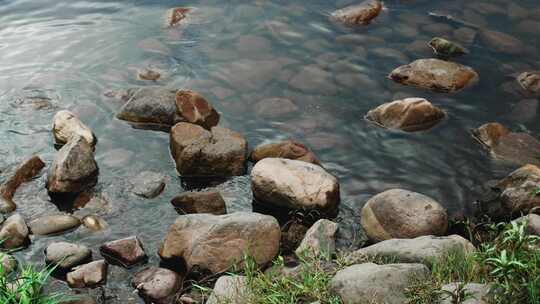 湖岸边的鹅卵石 