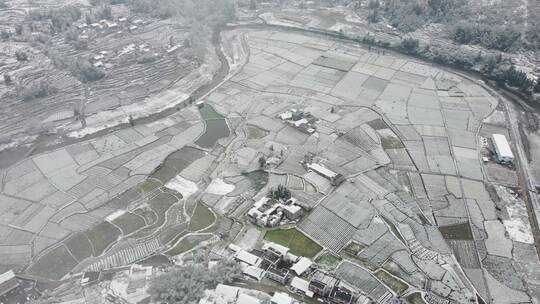 航拍大山 水库 风景