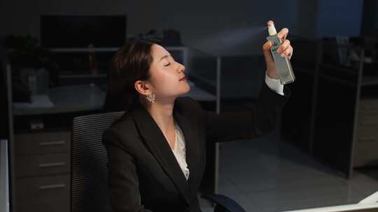 职场女性办公专注神情