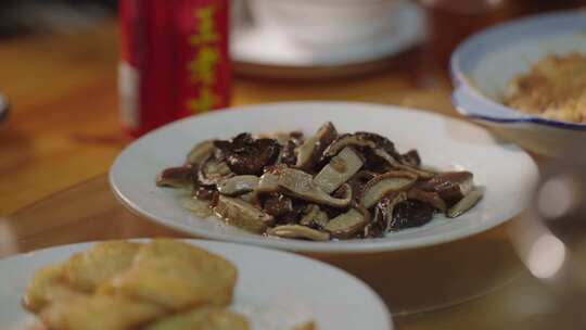 中国家常菜肴的丰盛晚餐时刻