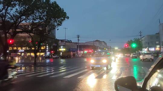 夜晚城市马路商场汽车购物广场