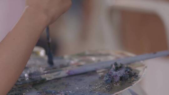 人像美术课学生画水粉画绘画颜料教育兴趣