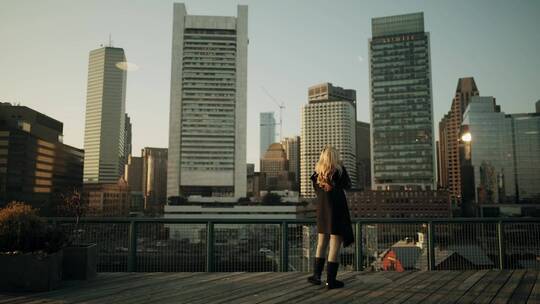 女人站在高架观景台上的背影