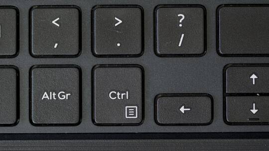 顶视图手指按压Alt Gr和Ctrl键盘按钮视频素材模板下载