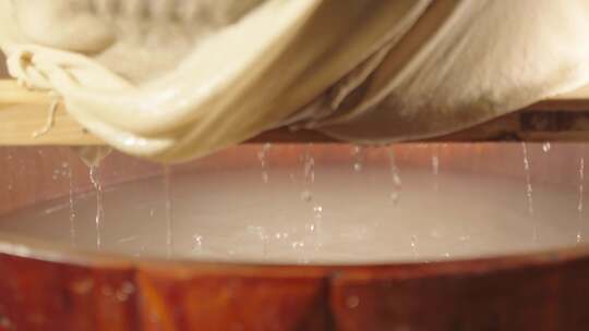 糯米洗净过程：粮食准备的传统方法