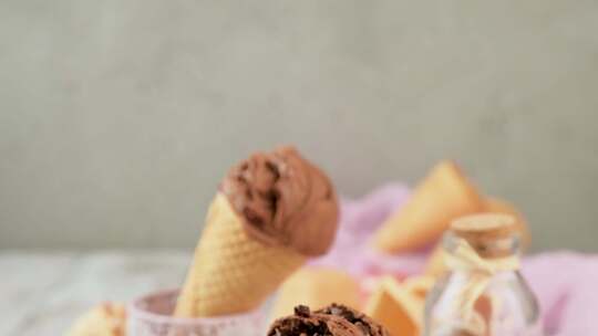 甜点是美味的巧克力冰淇淋视频素材模板下载