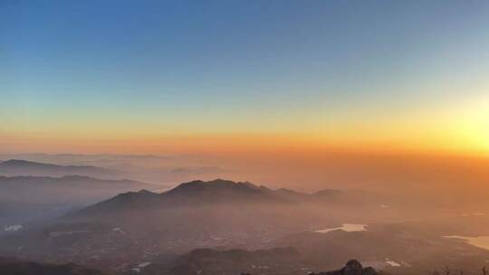 山东泰安泰山山顶日出风景