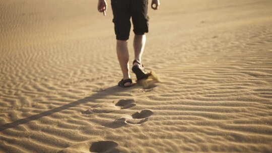 背着背包在沙漠中行走的人视频素材模板下载