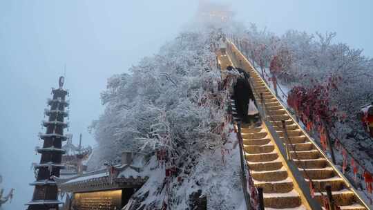 河南老君山景区大雪中的游客