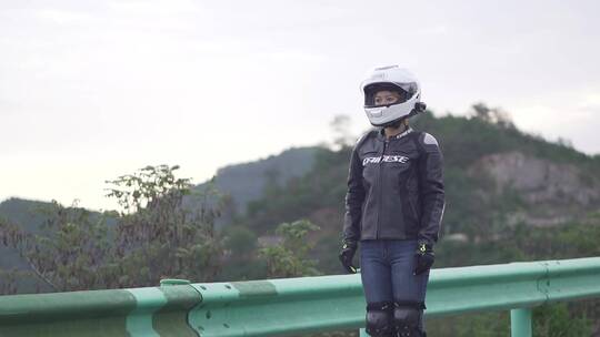 骑士精神摩托车女骑士公路骑摩托车视频素材模板下载