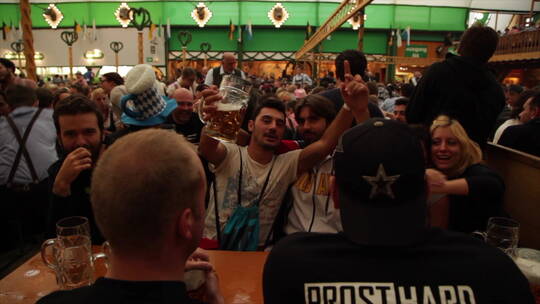 德国慕尼黑啤酒节狂欢 外国男人喝酒唱歌视频素材模板下载