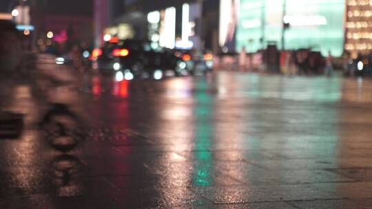 雨夜闹市人流014