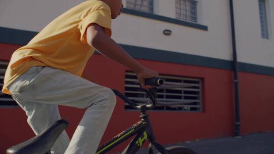 男孩骑自行车视频素材模板下载