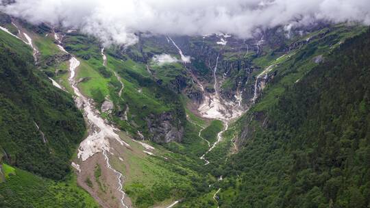 雪山下的冰川森林溪流