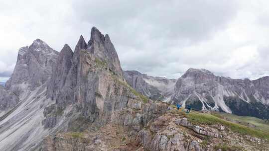 在风景如画和戏剧性的Seceda，Puez-Odle自然公园，白云石徒步旅行者