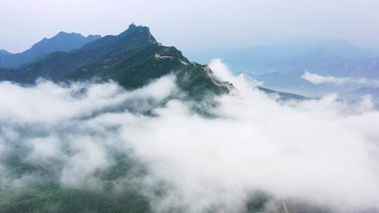 长城雨后云海翻滚震撼大气