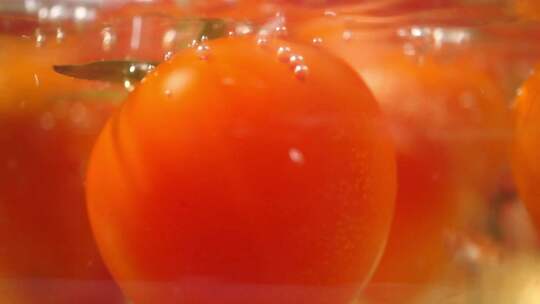 用清水煮红色西红柿