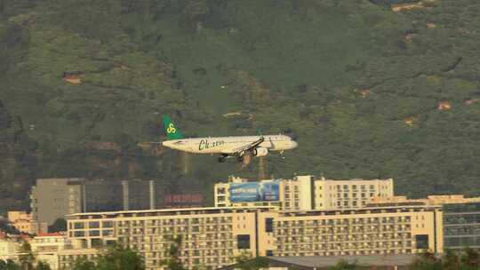 深圳机场起飞、降落的春秋航空客机