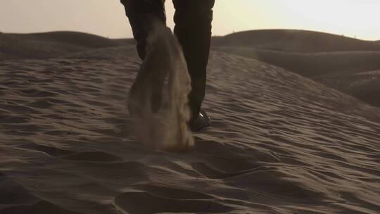 沙漠行走环境背影