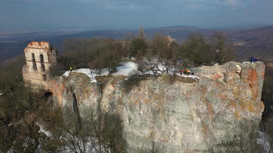 斯洛伐克布拉迪斯拉发地区悬崖顶部帕伊斯顿城堡的无人机镜头