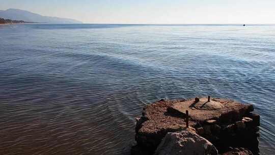 海边岩石与平静海面素材