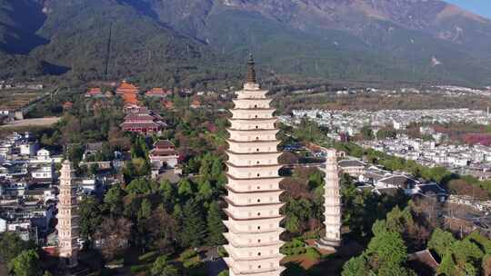 云南大理古城崇圣寺三塔白昼航拍视角实时