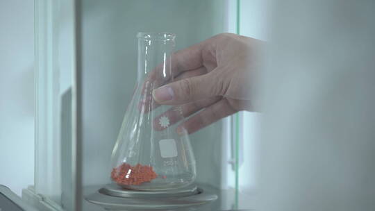 实验室-容器里的橙色物质、试管里的药水视频素材模板下载