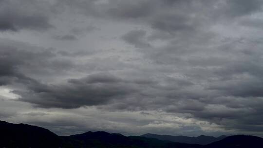 乡村阴天乌云延时天空山乌云密布暴风雨天气