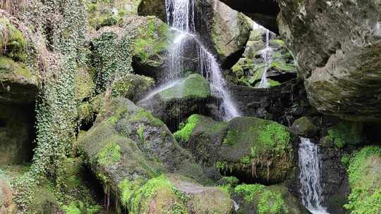 水落在岩石上