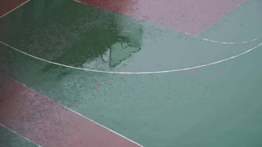 塑胶场地积水雨水雨后倒影篮球场视频素材模板下载