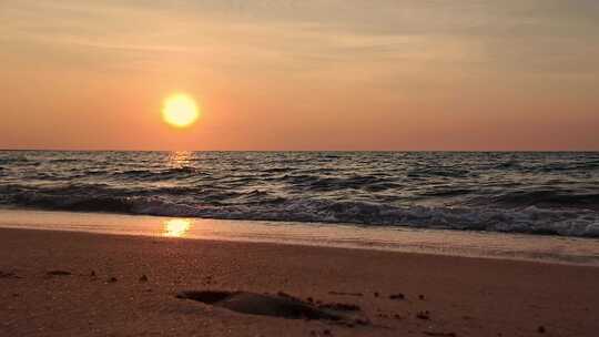 夕阳海边沙滩低角度拍摄