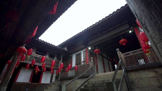 小雨中的挂满红灯笼的福清东关寨
