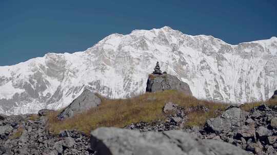 平衡石头和雪山，在美丽的喜马拉雅平衡石头