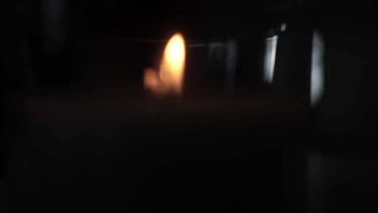 教堂黑暗中的烛光。闪烁的蜡烛。精神氛围