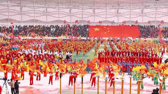 甘肃定西社火秧歌户外舞狮表演现场