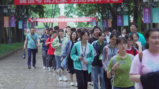 高考学子走出考场