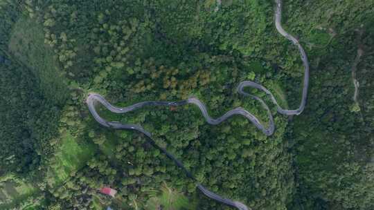 蜿蜒的盘山公路