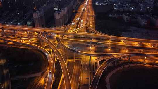 夜间城市立交桥车水马龙景象