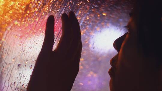 下雨天女孩坐车靠在车窗看窗外视频素材