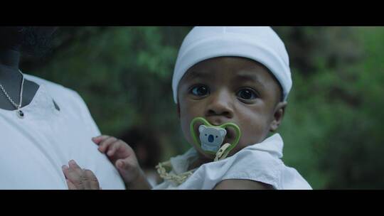 黑人婴儿参加洗礼仪式视频素材模板下载