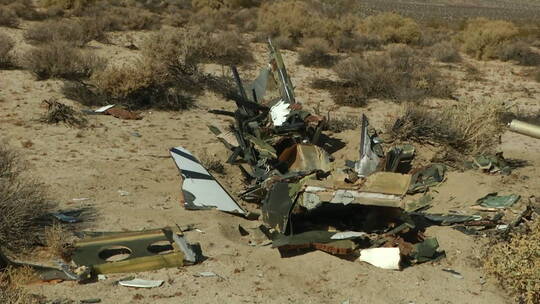 调查员在调查坠毁的飞机视频素材模板下载
