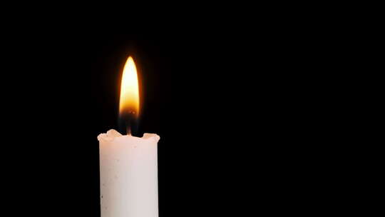 一支蜡烛在黑色背景复制空间燃烧和熄灭