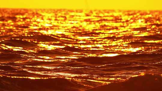 金色水面海面夕阳倒影