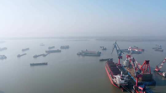 航拍扬州港口造船厂轮船货轮航行素材视频素材模板下载